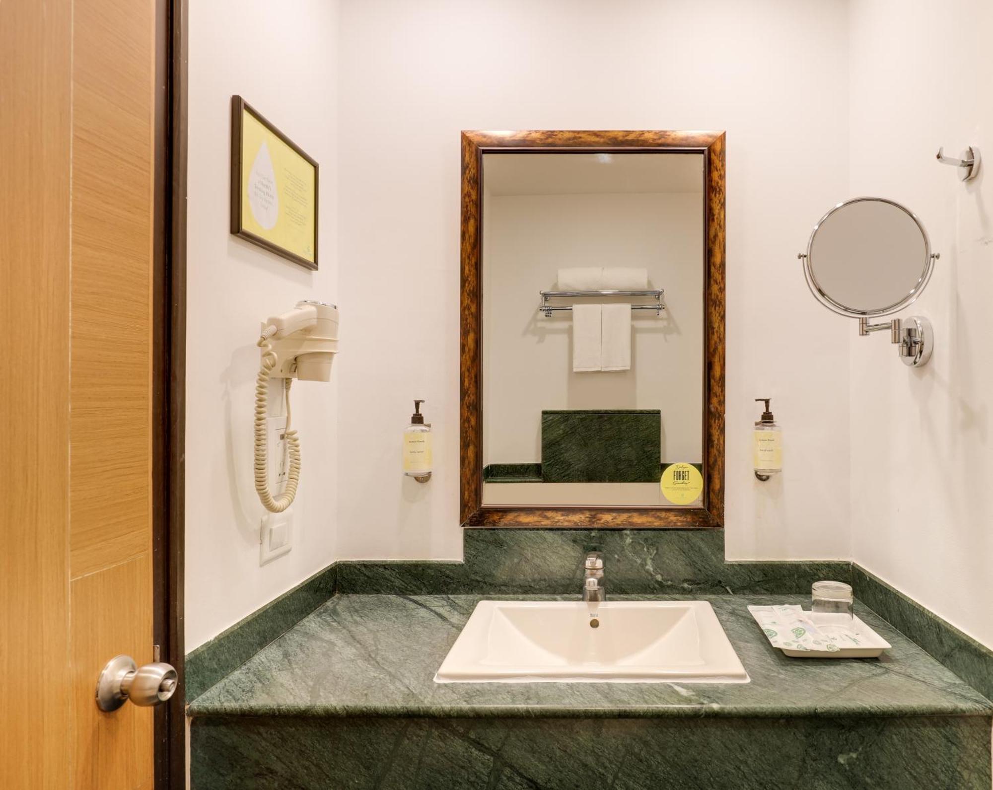 Lemon Tree Hotel Chandīgarh Екстериор снимка